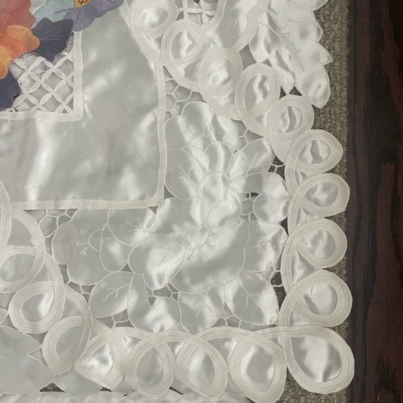 Stunning White satin Tablecloth with Floral Accents in cutwork pattern - Picture 4 of 5